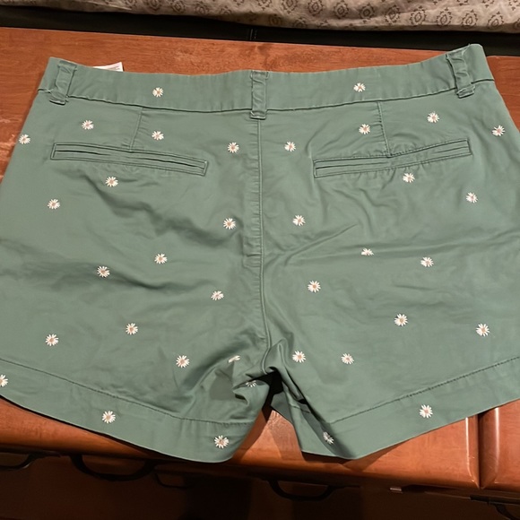Green Daisy Printed Old Navy Shorts - Picture 2 of 4